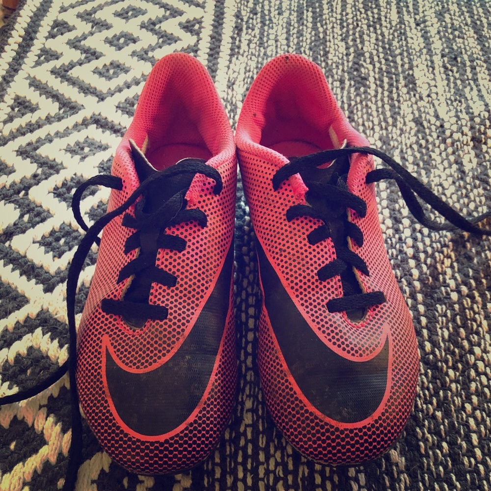 Girls Nike Soccer Cleats, size 1 (little kids).